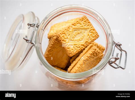 Custard cream biscuit hi-res stock photography and images - Alamy