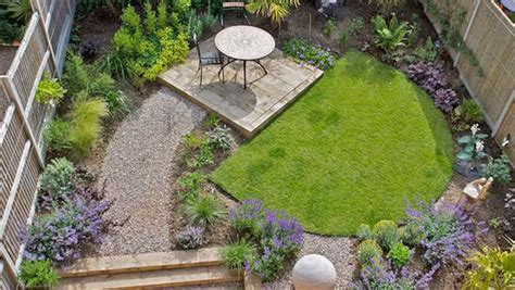 23 Garden Layout Ideas for Vegetables and More | Townhouse garden, Small backyard gardens, Urban ...