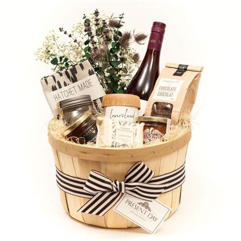 I love these DIY gift basket ideas. These DIY gift baskets are super ...