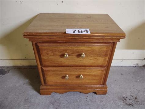 Small American Drew nightstand - South Auction