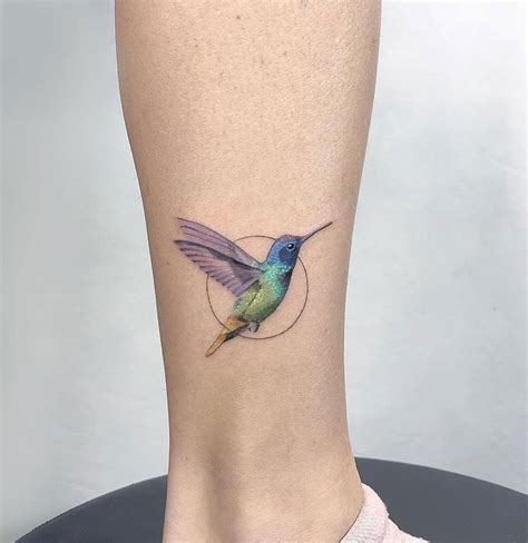 Hummingbird Colorful Minimalism | Schöne kleine tattoos, Kleine tattoos, Kolibri tattoos