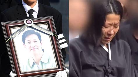 Lee Sun Kyun's Wife Jeon Hye Jin Devastated, Breaks Down at Funeral Procession; Watch - News18