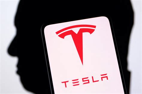 Elon Musk's vow to not sell more Tesla stock fails to calm investors ...