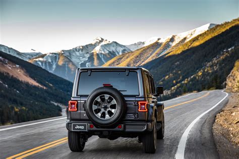 2018 Jeep Wrangler Sahara rear view in motion 03 - Motor Trend en Español