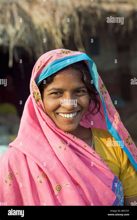 India, Lucknow, Uttar Pradesh, Countryside near Rae Bareli, Woman wearing saree, portrait Stock ...