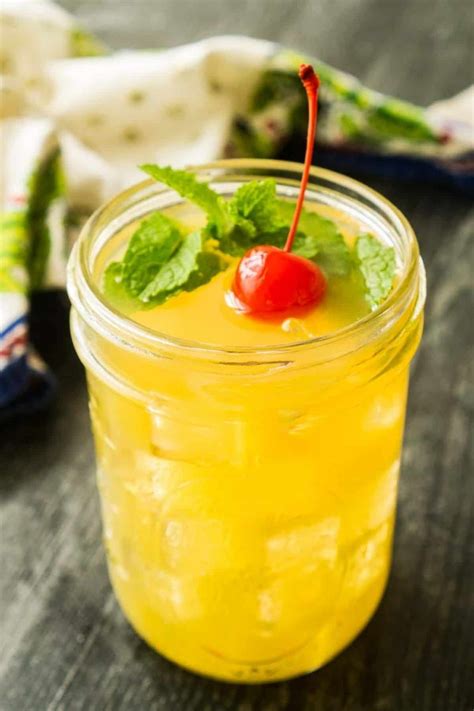 How to Make the Perfect Spiced Rum and Pineapple Juice Cocktail