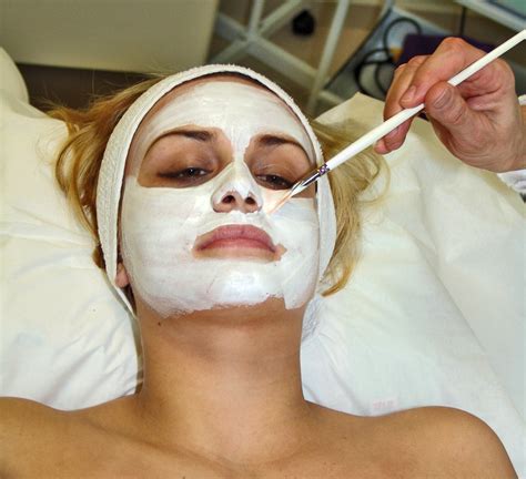 File:Facial mask.jpg - Wikipedia