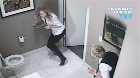 #TBT Ellen Scares Taylor Swift in the Bathroom Chords - Chordify