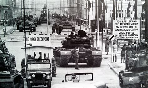 Checkpoint Charlie - 27. Oktober 1961, Konfrontation sowjetischer und amerikanischer Panzer am ...