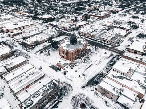 Former Texas power chief blames governor for winter storm industry costs