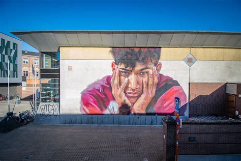 Aula brengt met enorm portret op de gevel ode aan Sanda Dia (Leuven ...