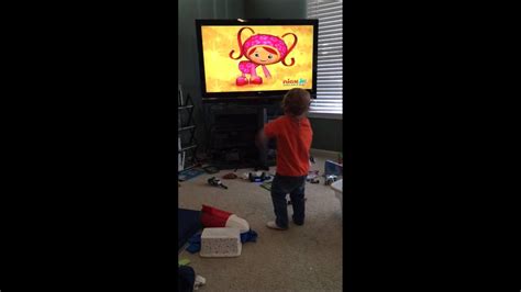 Jaxon dancing umizoomi song - YouTube