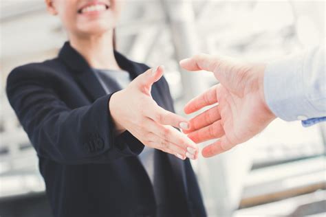 Right Handshake:chances of success in a job interview - Avaaz24