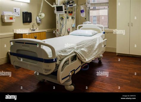 Hospital ICU (Intensive Care Unit) room is ready to accept a patient Stock Photo - Alamy