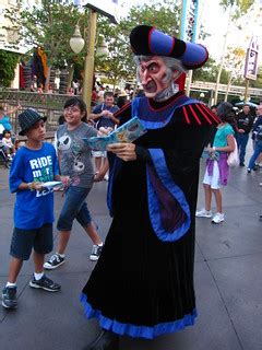 Frollo leaves the Disney Villains Meet-And-Greet | Loren Javier | Flickr