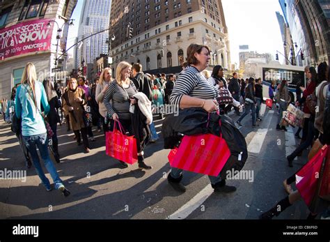 Shoppers in the Herald Square shopping district in New York Stock Photo ...