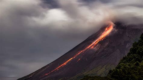 Papua New Guinea's Ulawun volcano erupts