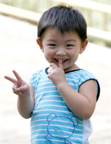 Young Chinese child - doing V sign. In China, people are used to do that on pictures. Asian Kids ...