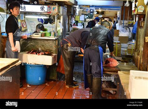 Cutting Tuna fish, fish market, Tokyo, Japan Stock Photo - Alamy