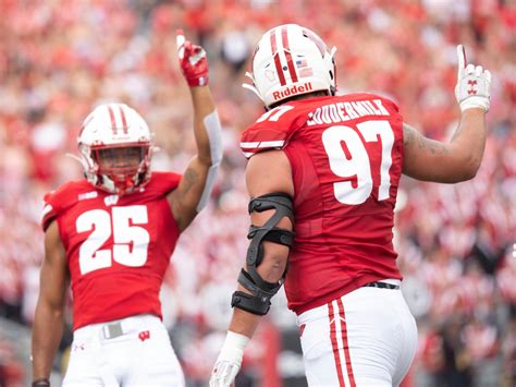 19 great photos from the Badgers' home opener win - OnMilwaukee