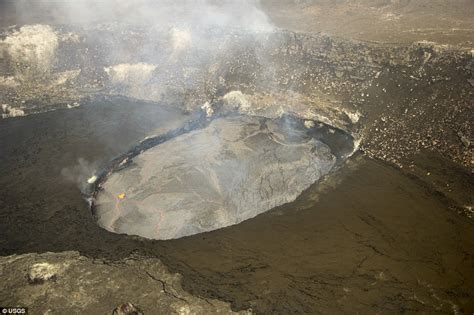 Lava lake visible atop Hawaii's Kilauea volcano | Daily Mail Online