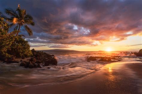 Incredible sunset on the volcanic coast of Maui (HI, USA) [OC ...