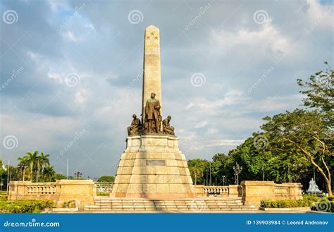 the rizal monument in rizal park - manila, philippines Coloso