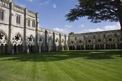 File:Salisbury Cathedral Cloisters.jpg - Wikipedia