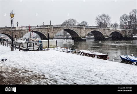 View of Richmond bridge and the Thames river after a heavy snow fall in Winter - Richmond upon ...