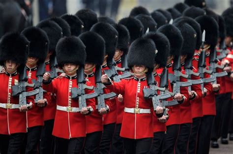 Queen’s Guard points bayonet at Buckingham Palace ‘intruder’