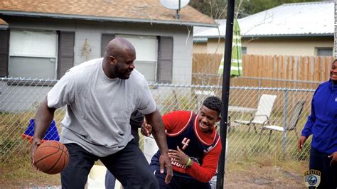 Shaq, Florida officer surprise kids with basketball game - CNN