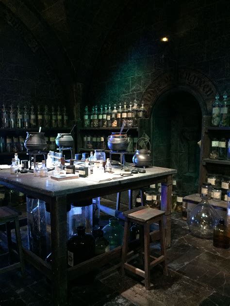 Potions classroom | Poções do harry potter, Castelo de hogwarts, Hogwarts