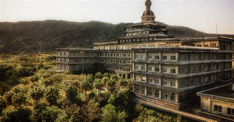 This Photographer Took Incredible Photos Inside The Biggest Abandoned Hotel In Japan | DeMilked