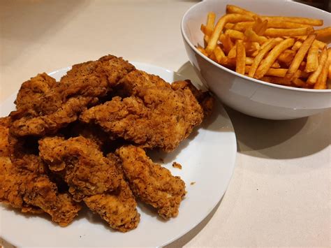 SomeBabble: [Homemade] Crispy chicken with fries