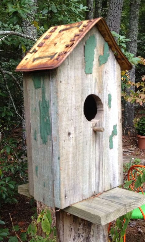 Rustic Birdhouse With License Plate Roof | Bird houses, Rustic birdhouse, Bird houses/feeders