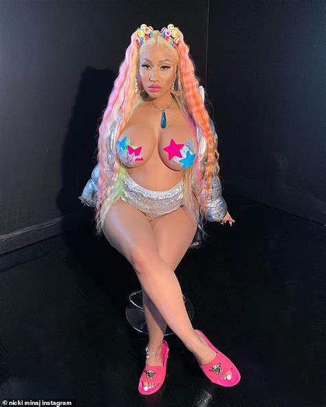 Nicki Minaj shares an image of her baby bump while in a string bikini and high heels - S1WIKI