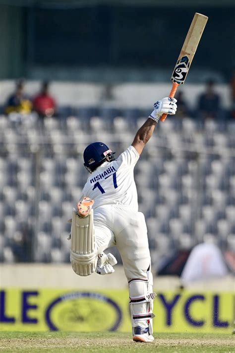 Rishabh Pant plays a one-handed shot | ESPNcricinfo.com