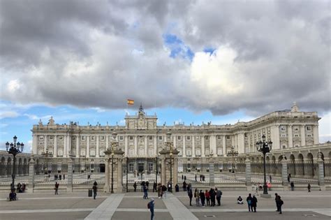 🇪🇸 Royal Palace of Madrid – Happy Roundtrip