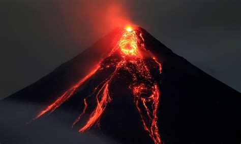 Mayon Volcano Crowned With 'Salakot-Like' Clouds Goes Viral (Photo)