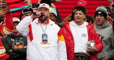 Chiefs' Travis Kelce to Make 'Saturday Night Live' Hosting Debut | News ...