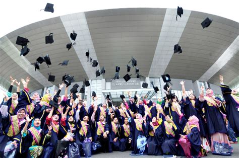 UiTM Cadang Buat Konvokesyen Stail 'Green Screen' Sebab PKPP, Pelajar Luah Rasa Sedih!