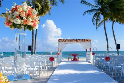 Beautiful floral decor for this contemporary ceremony set up on the Central Beach location here ...