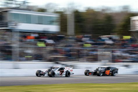 Oval Track Racing – Thompson Speedway