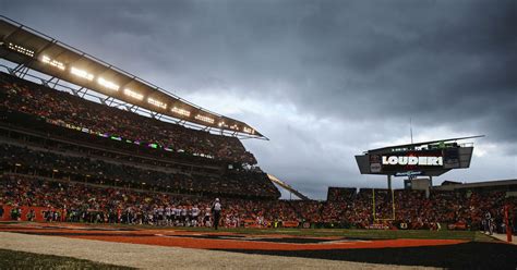 Why don't NFL-poor Bengals sell stadium name?