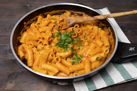 Pasta in cremiger Tomatensoße - Veganes 15 Minuten Rezept | Rezept ...