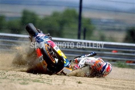 mick doohan 1998 | 14 Jun 1998: Michael Doohan of Australia crashes at the first corner ...