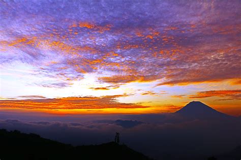 Golden Sunrise Bukit Sikunir Dieng - DIENGTRIP.CO.ID