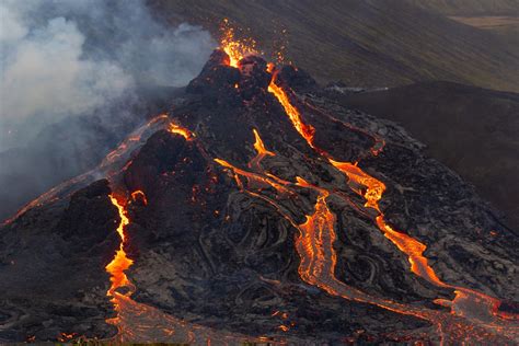 Le spettacolari immagini dell'eruzione del vulcano Fagradalsfjall in Islanda - Wired