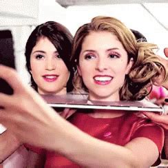 Anna Kendrick Gemma Arterton GIF - Anna Kendrick Gemma Arterton The Voices - Descobrir e ...