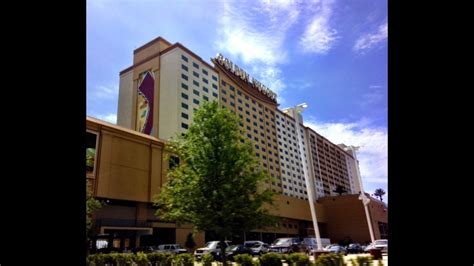 Tilman Fertitta opens new Golden Nugget casino in Biloxi,...